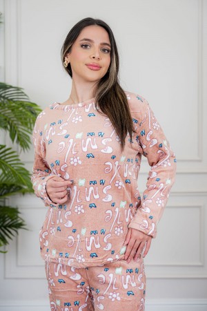 بيجاما نسائية قطعتين لون وردي مزينة بكتابات ورسومات ياقة دائرية و بأكمام طويلة مع بنطلون طويل