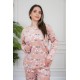 بيجاما نسائية قطعتين لون وردي مزينة بكتابات ورسومات ياقة دائرية و بأكمام طويلة مع بنطلون طويل