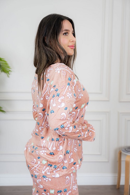 بيجاما نسائية قطعتين لون وردي مزينة بكتابات ورسومات ياقة دائرية و بأكمام طويلة مع بنطلون طويل