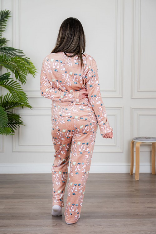 بيجاما نسائية قطعتين لون وردي مزينة بكتابات ورسومات ياقة دائرية و بأكمام طويلة مع بنطلون طويل