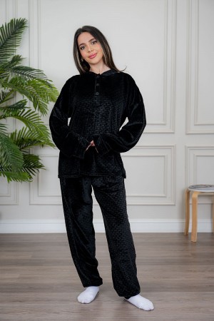 بيجاما نسائية قطعتين لون أسود مزينة بنقوش ياقة دائرية بأزرار من الأمام و بأكمام طويلة مع بنطلون طويل