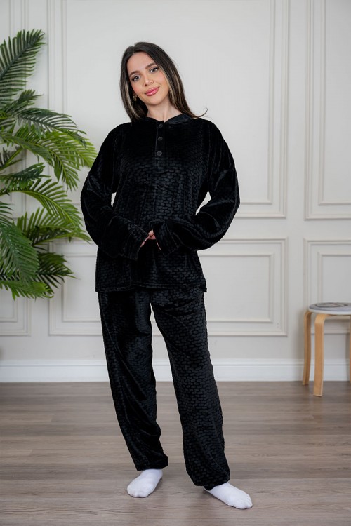 بيجاما نسائية قطعتين لون أسود مزينة بنقوش ياقة دائرية بأزرار من الأمام و بأكمام طويلة مع بنطلون طويل