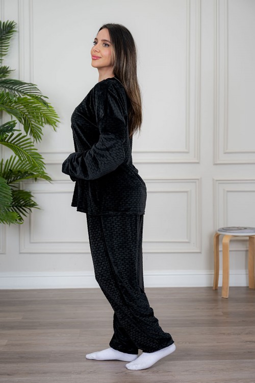 بيجاما نسائية قطعتين لون أسود مزينة بنقوش ياقة دائرية بأزرار من الأمام و بأكمام طويلة مع بنطلون طويل