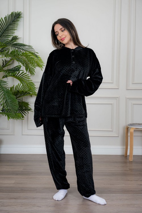 بيجاما نسائية قطعتين لون أسود مزينة بنقوش ياقة دائرية بأزرار من الأمام و بأكمام طويلة مع بنطلون طويل