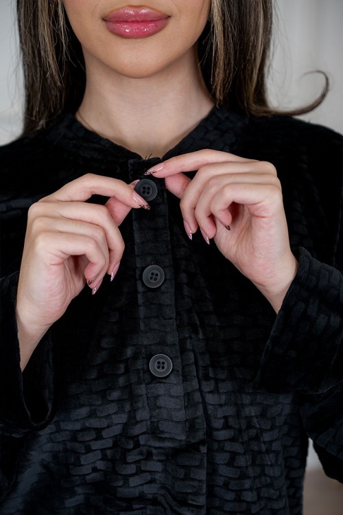 بيجاما نسائية قطعتين لون أسود مزينة بنقوش ياقة دائرية بأزرار من الأمام و بأكمام طويلة مع بنطلون طويل