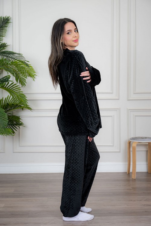 بيجاما نسائية قطعتين لون أسود مزينة بنقوش ياقة دائرية بأزرار من الأمام و بأكمام طويلة مع بنطلون طويل