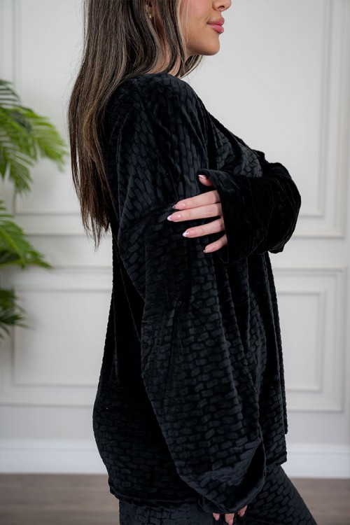 بيجاما نسائية قطعتين لون أسود مزينة بنقوش ياقة دائرية بأزرار من الأمام و بأكمام طويلة مع بنطلون طويل