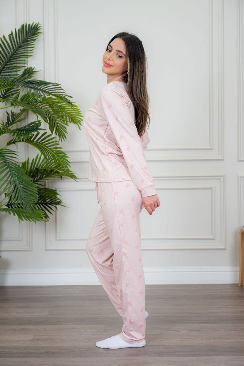 بيجاما نسائية قطعتين لون وردي مزينة بكتابات ورسومات ياقة دائرية و بأكمام طويلة مع بنطلون طويل برباط في الخصر