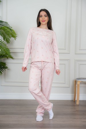 بيجاما نسائية قطعتين لون وردي مزينة بكتابات ورسومات ياقة دائرية و بأكمام طويلة مع بنطلون طويل برباط في الخصر 