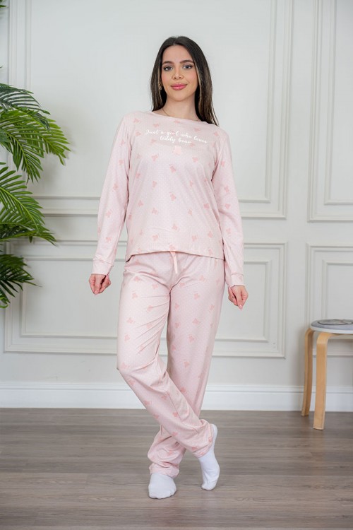 بيجاما نسائية قطعتين لون وردي مزينة بكتابات ورسومات ياقة دائرية و بأكمام طويلة مع بنطلون طويل برباط في الخصر