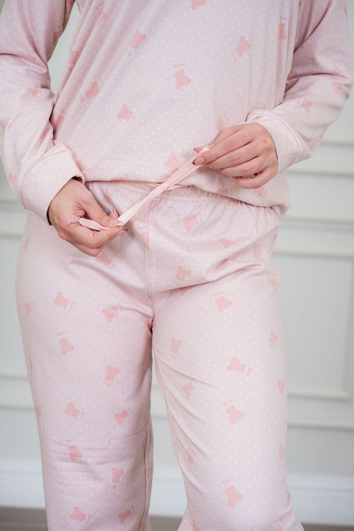 بيجاما نسائية قطعتين لون وردي مزينة بكتابات ورسومات ياقة دائرية و بأكمام طويلة مع بنطلون طويل برباط في الخصر