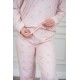 بيجاما نسائية قطعتين لون وردي مزينة بكتابات ورسومات ياقة دائرية و بأكمام طويلة مع بنطلون طويل برباط في الخصر