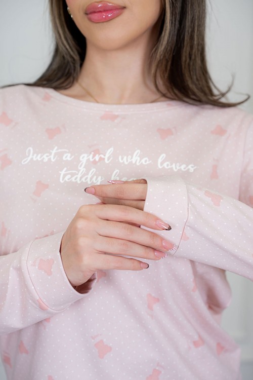 بيجاما نسائية قطعتين لون وردي مزينة بكتابات ورسومات ياقة دائرية و بأكمام طويلة مع بنطلون طويل برباط في الخصر