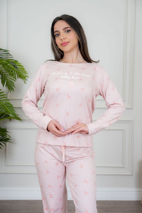 بيجاما نسائية قطعتين لون وردي مزينة بكتابات ورسومات ياقة دائرية و بأكمام طويلة مع بنطلون طويل برباط في الخصر