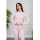 بيجاما نسائية قطعتين لون وردي مزينة بكتابات ورسومات ياقة دائرية و بأكمام طويلة مع بنطلون طويل برباط في الخصر