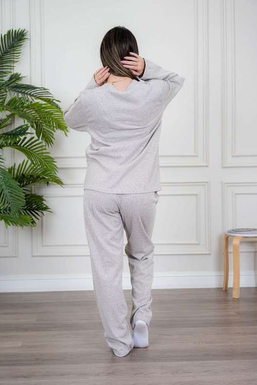 بيجاما نسائية قطعتين لون بيج مزينة بكتابات من الأمام ياقة دائرية بأزرار و بأكمام طويلة مع بنطلون طويل برباط في الخصر