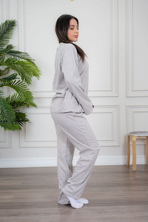 بيجاما نسائية قطعتين لون بيج مزينة بكتابات من الأمام ياقة دائرية بأزرار و بأكمام طويلة مع بنطلون طويل برباط في الخصر