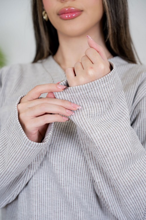 بيجاما نسائية قطعتين لون بيج مزينة بكتابات من الأمام ياقة دائرية بأزرار و بأكمام طويلة مع بنطلون طويل برباط في الخصر