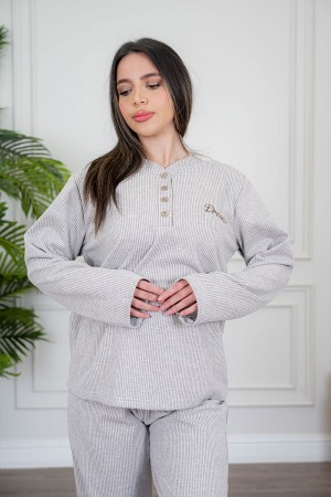 بيجاما نسائية قطعتين لون بيج مزينة بكتابات من الأمام ياقة دائرية بأزرار و بأكمام طويلة مع بنطلون طويل برباط في الخصر