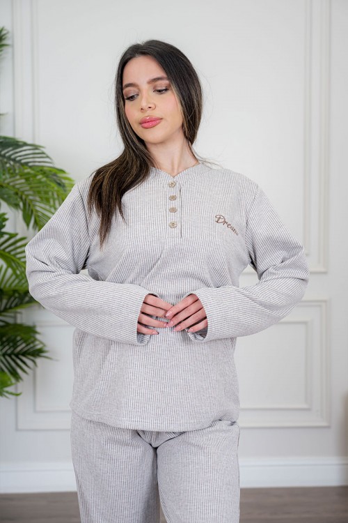 بيجاما نسائية قطعتين لون بيج مزينة بكتابات من الأمام ياقة دائرية بأزرار و بأكمام طويلة مع بنطلون طويل برباط في الخصر