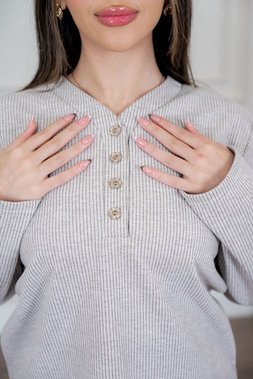 بيجاما نسائية قطعتين لون بيج مزينة بكتابات من الأمام ياقة دائرية بأزرار و بأكمام طويلة مع بنطلون طويل برباط في الخصر