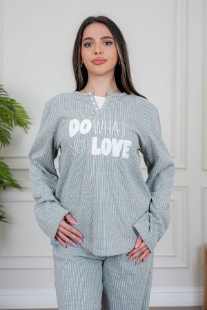 بيجاما نسائية قطعتين لون زيتي فاتح مزينة بكتابات من الأمام ياقة دائرية بأزرار و بأكمام طويلة مع بنطلون طويل برباط في الخصر