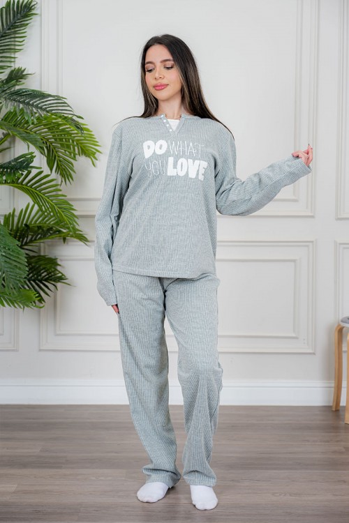 بيجاما نسائية قطعتين لون زيتي فاتح مزينة بكتابات من الأمام ياقة دائرية بأزرار و بأكمام طويلة مع بنطلون طويل برباط في الخصر