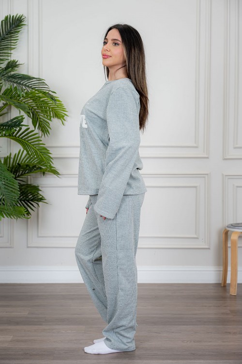 بيجاما نسائية قطعتين لون زيتي فاتح مزينة بكتابات من الأمام ياقة دائرية بأزرار و بأكمام طويلة مع بنطلون طويل برباط في الخصر