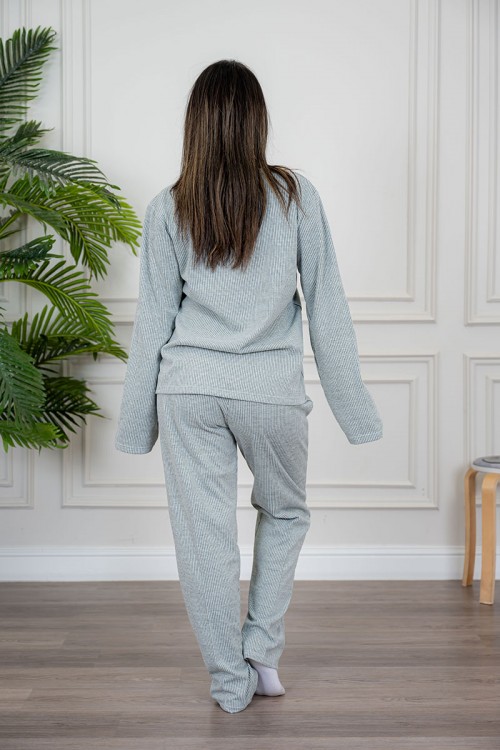 بيجاما نسائية قطعتين لون زيتي فاتح مزينة بكتابات من الأمام ياقة دائرية بأزرار و بأكمام طويلة مع بنطلون طويل برباط في الخصر