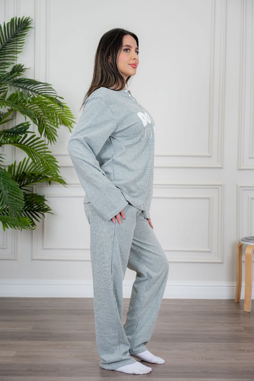 بيجاما نسائية قطعتين لون زيتي فاتح مزينة بكتابات من الأمام ياقة دائرية بأزرار و بأكمام طويلة مع بنطلون طويل برباط في الخصر