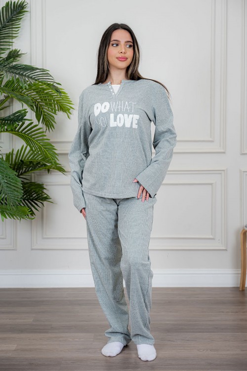 بيجاما نسائية قطعتين لون زيتي فاتح مزينة بكتابات من الأمام ياقة دائرية بأزرار و بأكمام طويلة مع بنطلون طويل برباط في الخصر