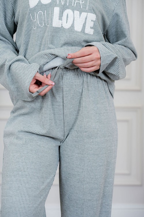 بيجاما نسائية قطعتين لون زيتي فاتح مزينة بكتابات من الأمام ياقة دائرية بأزرار و بأكمام طويلة مع بنطلون طويل برباط في الخصر