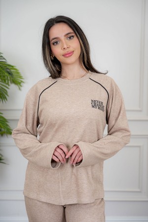 بيجاما نسائية قطعتين لون بيج مزينة بكتابات وخطوط باللون الأسود من الأمام ياقة دائرية و بأكمام طويلة مع بنطلون طويل