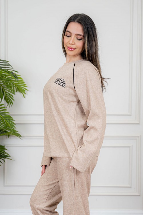 بيجاما نسائية قطعتين لون بيج مزينة بكتابات وخطوط باللون الأسود من الأمام ياقة دائرية و بأكمام طويلة مع بنطلون طويل