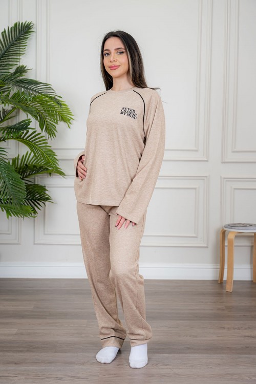 بيجاما نسائية قطعتين لون بيج مزينة بكتابات وخطوط باللون الأسود من الأمام ياقة دائرية و بأكمام طويلة مع بنطلون طويل