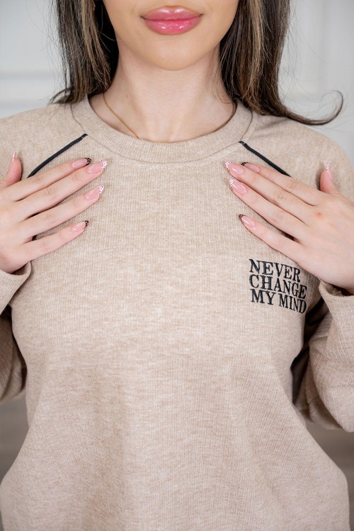 بيجاما نسائية قطعتين لون بيج مزينة بكتابات وخطوط باللون الأسود من الأمام ياقة دائرية و بأكمام طويلة مع بنطلون طويل