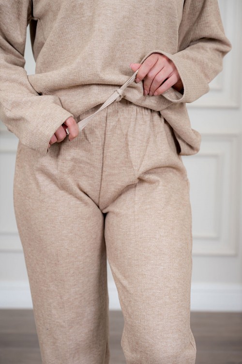 بيجاما نسائية قطعتين لون بيج مزينة بكتابات وخطوط باللون الأسود من الأمام ياقة دائرية و بأكمام طويلة مع بنطلون طويل