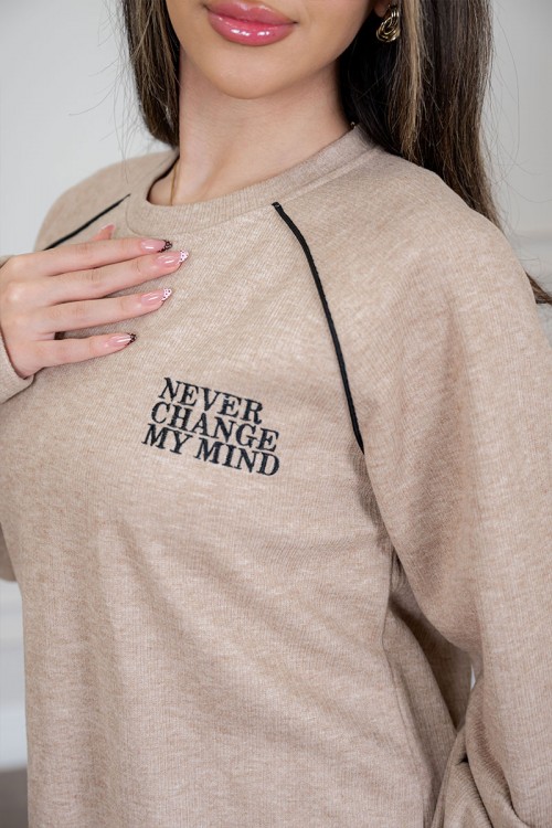 بيجاما نسائية قطعتين لون بيج مزينة بكتابات وخطوط باللون الأسود من الأمام ياقة دائرية و بأكمام طويلة مع بنطلون طويل