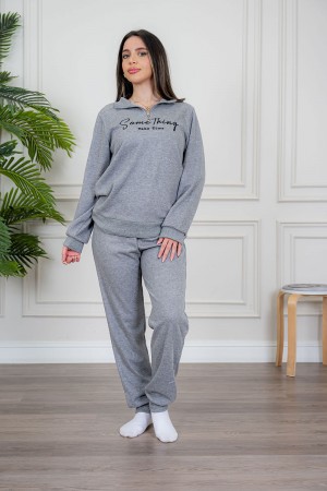 بيجاما نسائية قطعتين لون رمادي مزينة بكتابات من الأمام ياقة عالية بسحاب و بأكمام طويلة مع بنطلون طويل برباط في الخصر