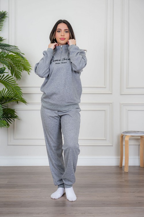 بيجاما نسائية قطعتين لون رمادي مزينة بكتابات من الأمام ياقة عالية بسحاب و بأكمام طويلة مع بنطلون طويل برباط في الخصر