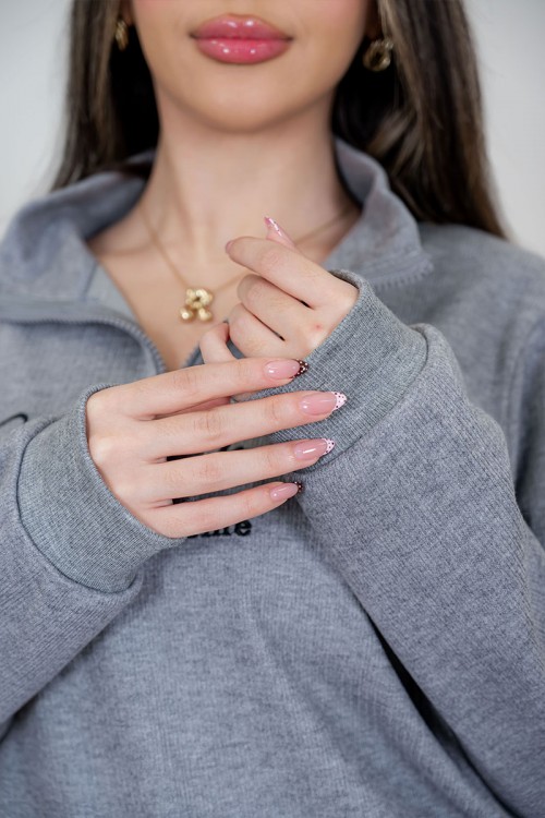 بيجاما نسائية قطعتين لون رمادي مزينة بكتابات من الأمام ياقة عالية بسحاب و بأكمام طويلة مع بنطلون طويل برباط في الخصر