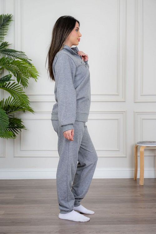 بيجاما نسائية قطعتين لون رمادي مزينة بكتابات من الأمام ياقة عالية بسحاب و بأكمام طويلة مع بنطلون طويل برباط في الخصر