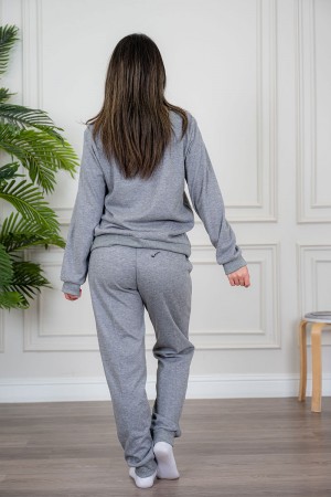 بيجاما نسائية قطعتين لون رمادي مزينة بكتابات من الأمام ياقة عالية بسحاب و بأكمام طويلة مع بنطلون طويل برباط في الخصر