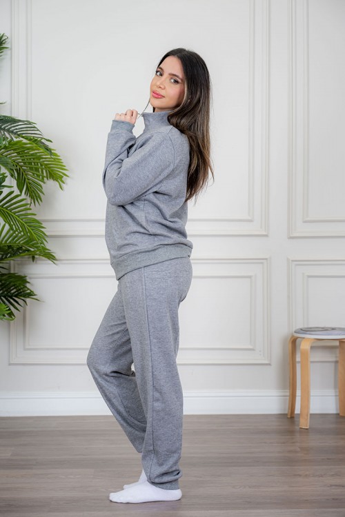 بيجاما نسائية قطعتين لون رمادي مزينة بكتابات من الأمام ياقة عالية بسحاب و بأكمام طويلة مع بنطلون طويل برباط في الخصر