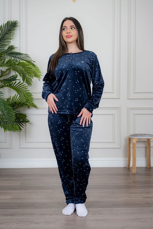 بيجاما نسائية قطعتين لون كحلي مزين بقلوب باللون الأبيض ياقة دائرية بأزرار و بأكمام طويلة مع بنطلون طويل برباط في الخصر