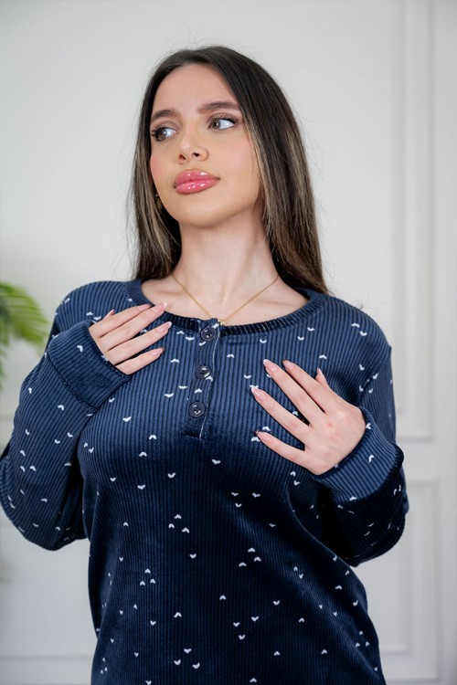 بيجاما نسائية قطعتين لون كحلي مزين بقلوب باللون الأبيض ياقة دائرية بأزرار و بأكمام طويلة مع بنطلون طويل برباط في الخصر