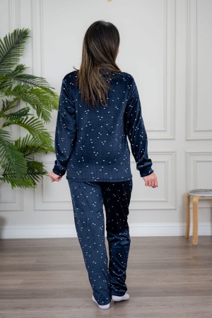 بيجاما نسائية قطعتين لون كحلي مزين بقلوب باللون الأبيض ياقة دائرية بأزرار و بأكمام طويلة مع بنطلون طويل برباط في الخصر