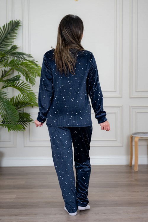 بيجاما نسائية قطعتين لون كحلي مزين بقلوب باللون الأبيض ياقة دائرية بأزرار و بأكمام طويلة مع بنطلون طويل برباط في الخصر