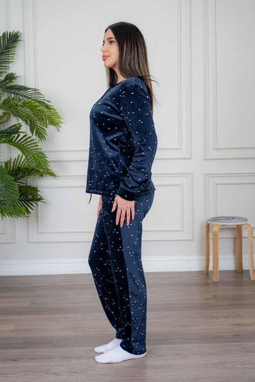 بيجاما نسائية قطعتين لون كحلي مزين بقلوب باللون الأبيض ياقة دائرية بأزرار و بأكمام طويلة مع بنطلون طويل برباط في الخصر