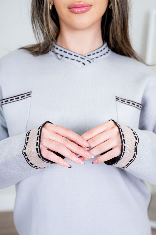 طقم تريكو نسائي شتوي قطعتين لون رمادي فاتح مزين من الأطراف باللون البيج الفاتح ياقة دائرية بجيوب من الأمام مع بنطلون طويل